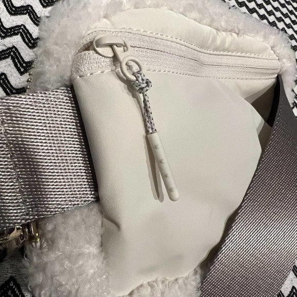 NWT OG GOLD hardware Light Ivory Sherpa OG Fleece Everywhere Belt Bag - Picture 8 of 11
